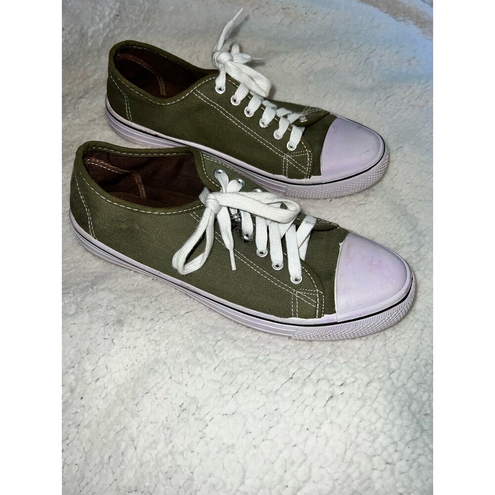 Charles Albert Women's Classic Canvas Lace-Up Low-Top Sneaker - size 11